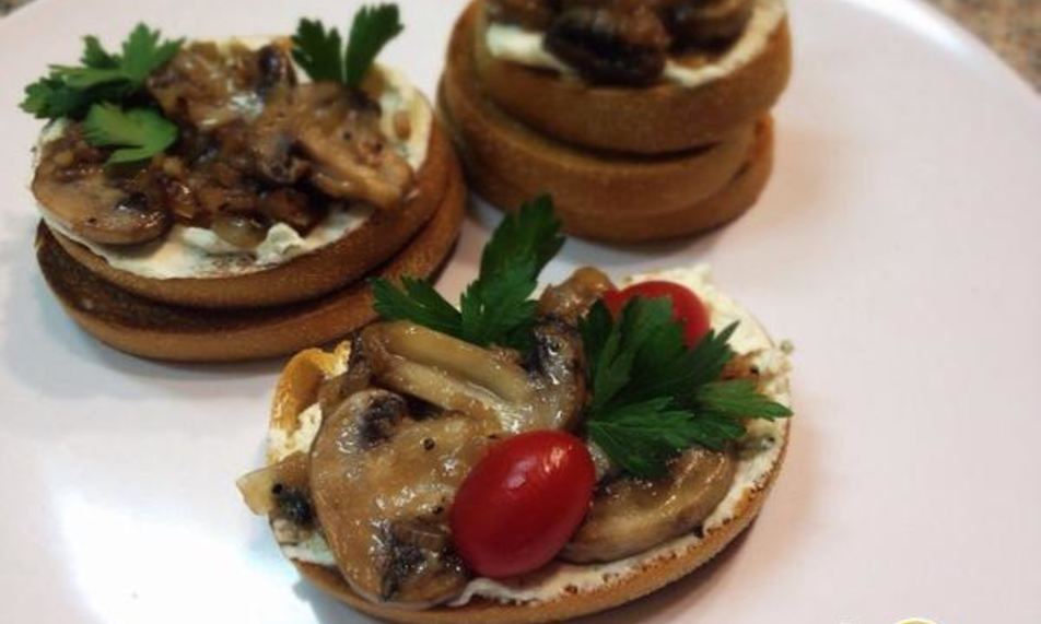 Рецепт брускетты с грибами и козьима сырома