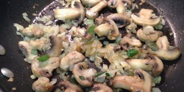 брускетта с грибами и козьим сыром