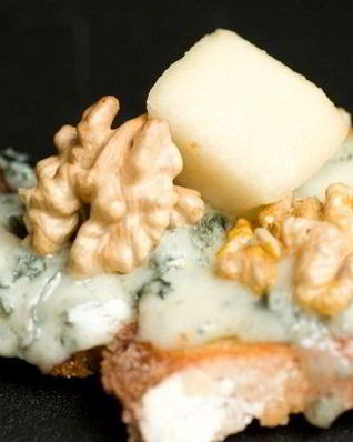 Брускетта с грушей, сыром и орехом