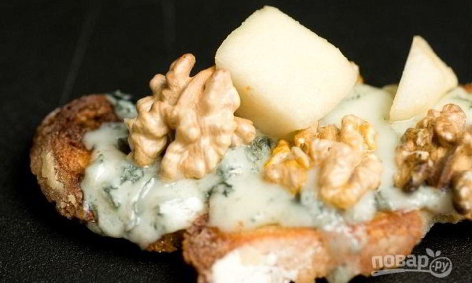 Рецепт брускетты с грушей, сыром и орехом