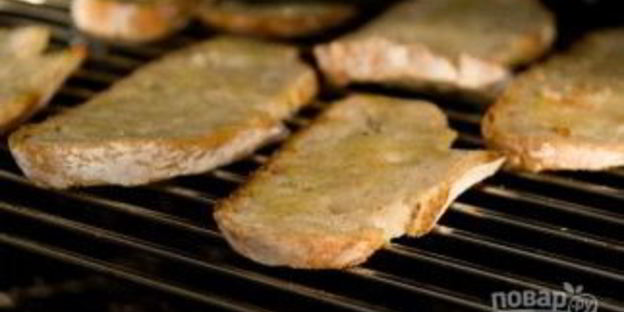 брускетта с грушей, сыром и орехом