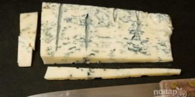 брускетта с грушей, сыром и орехом