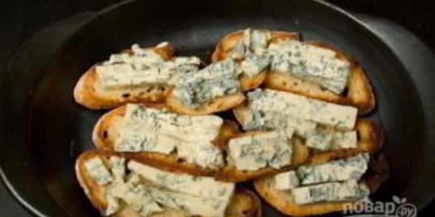 брускетта с грушей, сыром и орехом