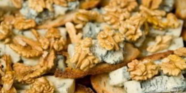 брускетта с грушей, сыром и орехом