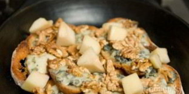 брускетта с грушей, сыром и орехом
