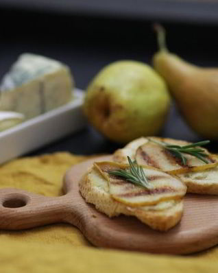 Брускетта с грушей