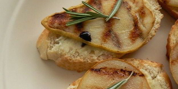 брускетта с грушей