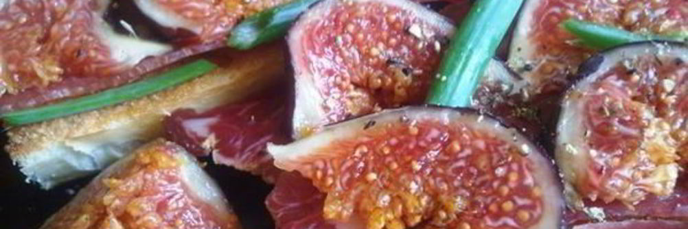 Брускетта с инжиром и пармской ветчиной