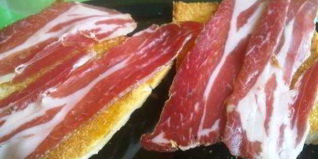 брускетта с инжиром и пармской ветчиной