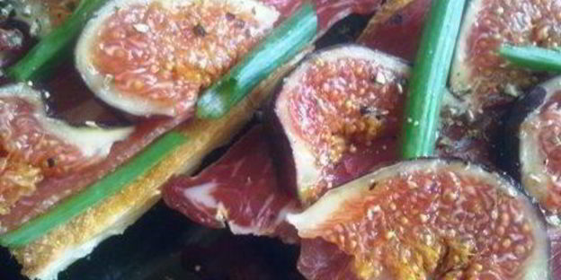 брускетта с инжиром и пармской ветчиной