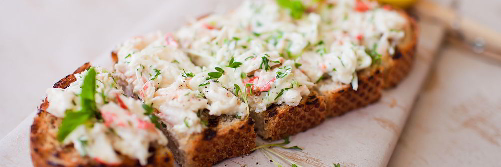 Брускетта с крабом