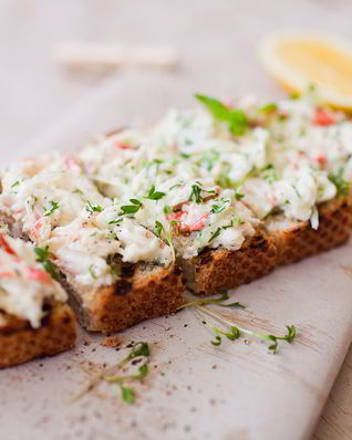 Брускетта с крабом