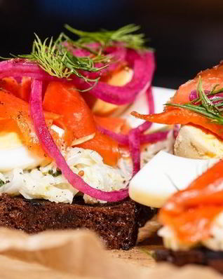 Брускетта с красной рыбой и капустой