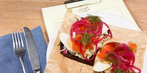 брускетта с красной рыбой и капустой