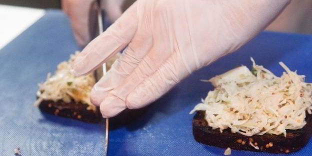 брускетта с красной рыбой и капустой