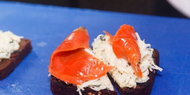 брускетта с красной рыбой и капустой