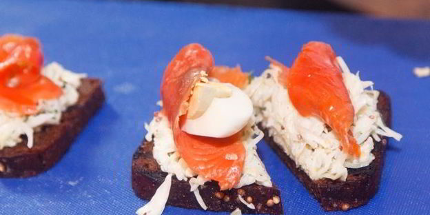 брускетта с красной рыбой и капустой