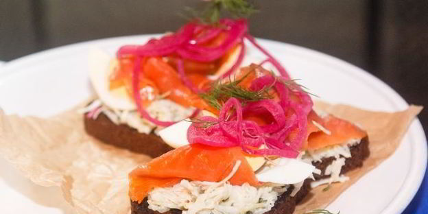 брускетта с красной рыбой и капустой