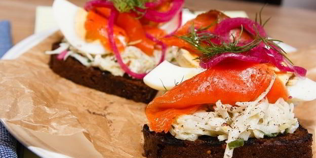 брускетта с красной рыбой и капустой