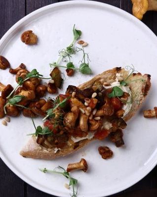 Брускетта с лисичками и хумусом