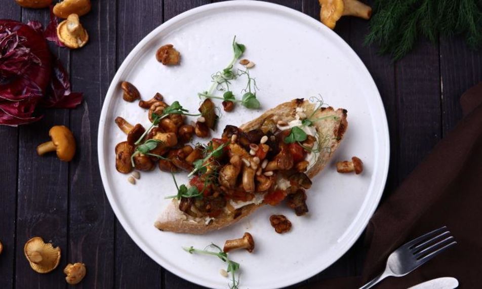 Рецепт брускетты с лисичками и хумусом