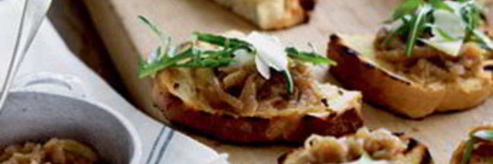 Брускетта с луком и сыром