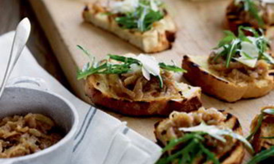 Рецепт брускетты с луком и сыром