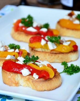 Брускетта с маринованным перцем и фетой
