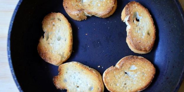 брускетта с маринованным перцем и фетой