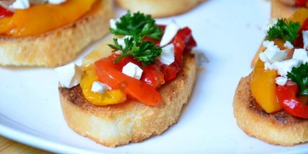 брускетта с маринованным перцем и фетой