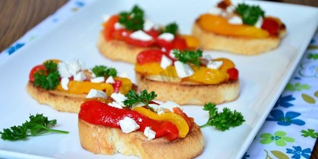 брускетта с маринованным перцем и фетой