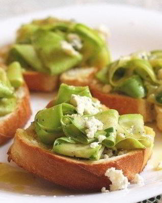 Брускетта с маринованным цуккини