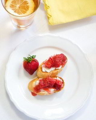 Брускетта с маскарпоне и свежей клубникой