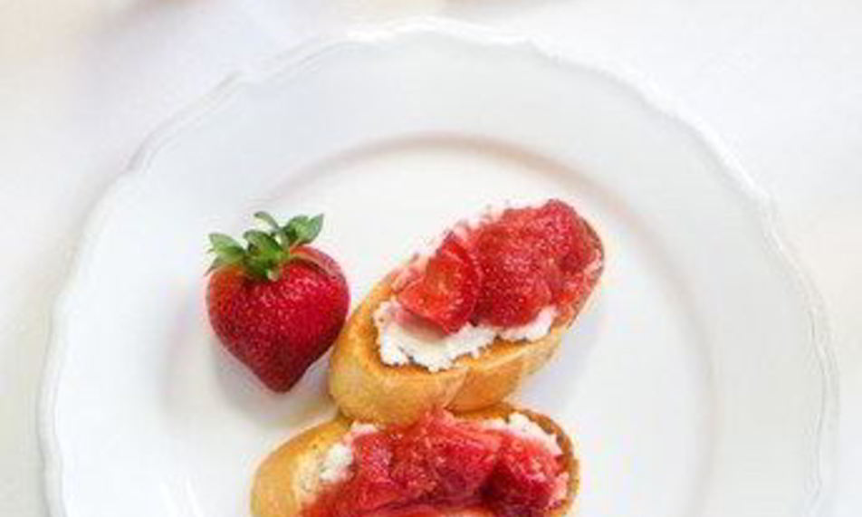 Рецепт брускетты с маскарпоне и свежей клубникой