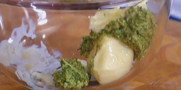 брускетта с моцареллой, помидорами и базиликом