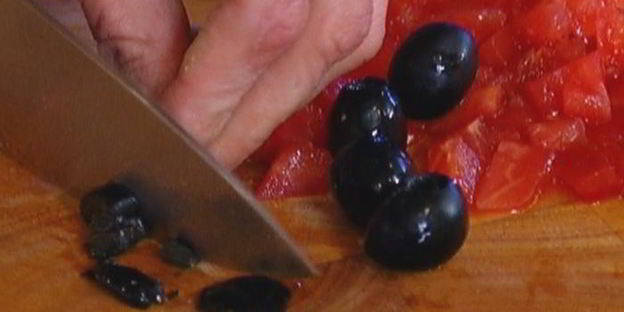 брускетта с моцареллой, помидорами и базиликом