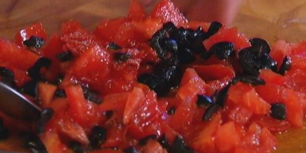 брускетта с моцареллой, помидорами и базиликом