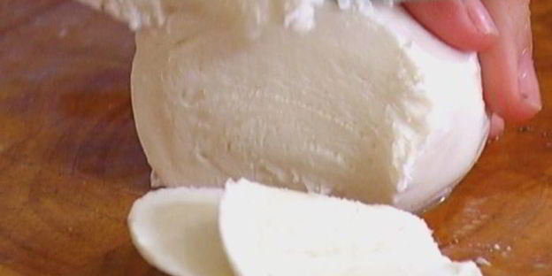 брускетта с моцареллой, помидорами и базиликом