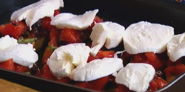 брускетта с моцареллой, помидорами и базиликом