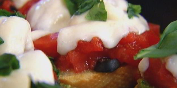 брускетта с моцареллой, помидорами и базиликом