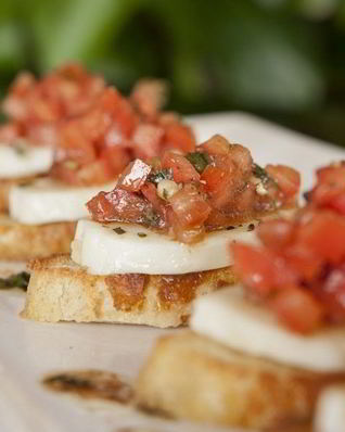 Брускетта с моцареллой