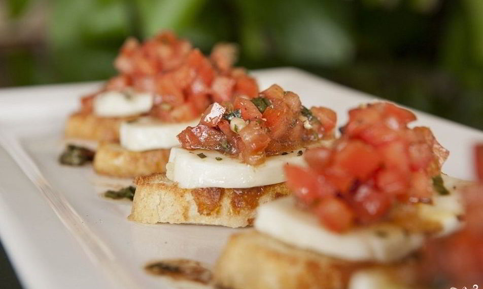 Рецепт брускетты с моцареллой