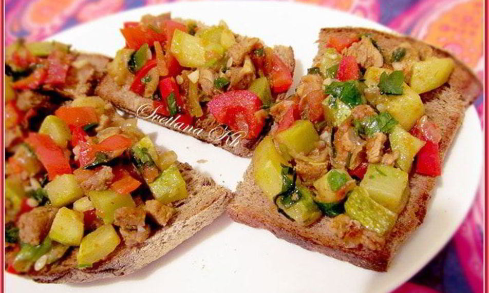 Рецепт брускетты с мясом и овощами
