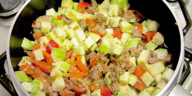 брускетта с мясом и овощами