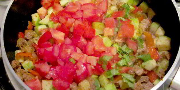 брускетта с мясом и овощами