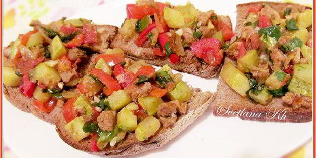 брускетта с мясом и овощами