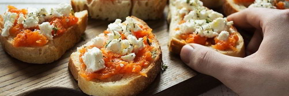 Брускетта с печеной тыквой и фетой