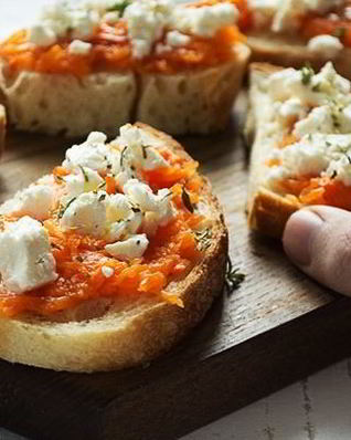 Брускетта с печеной тыквой и фетой