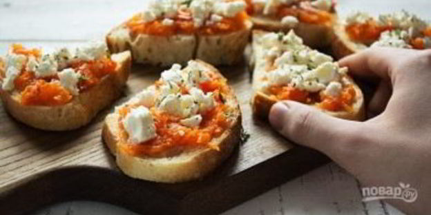 брускетта с печеной тыквой и фетой