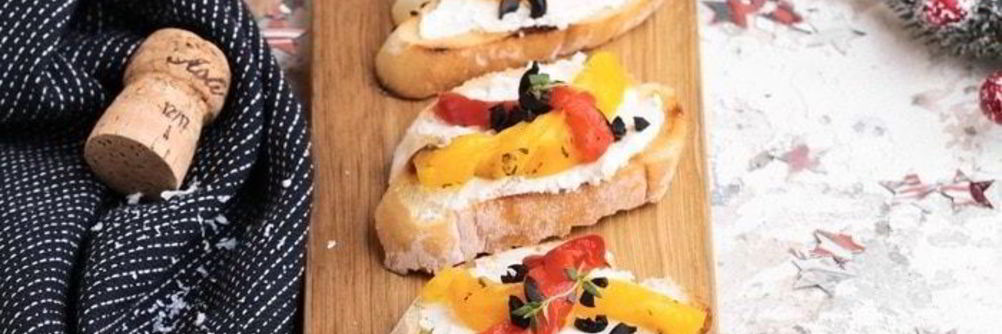 Брускетта с печеным перцем и сыром